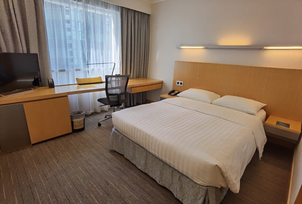 Novotel Hong Kong Century Standard Room bed