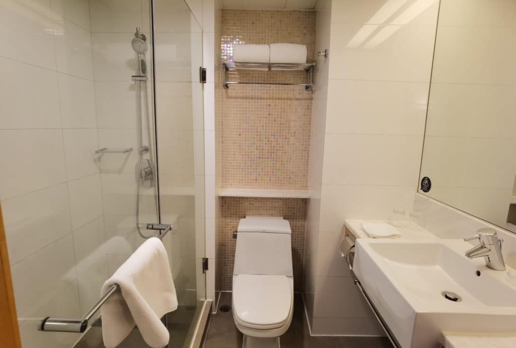 Novotel-Hong-Kong-Century-Standard-Room-washroom