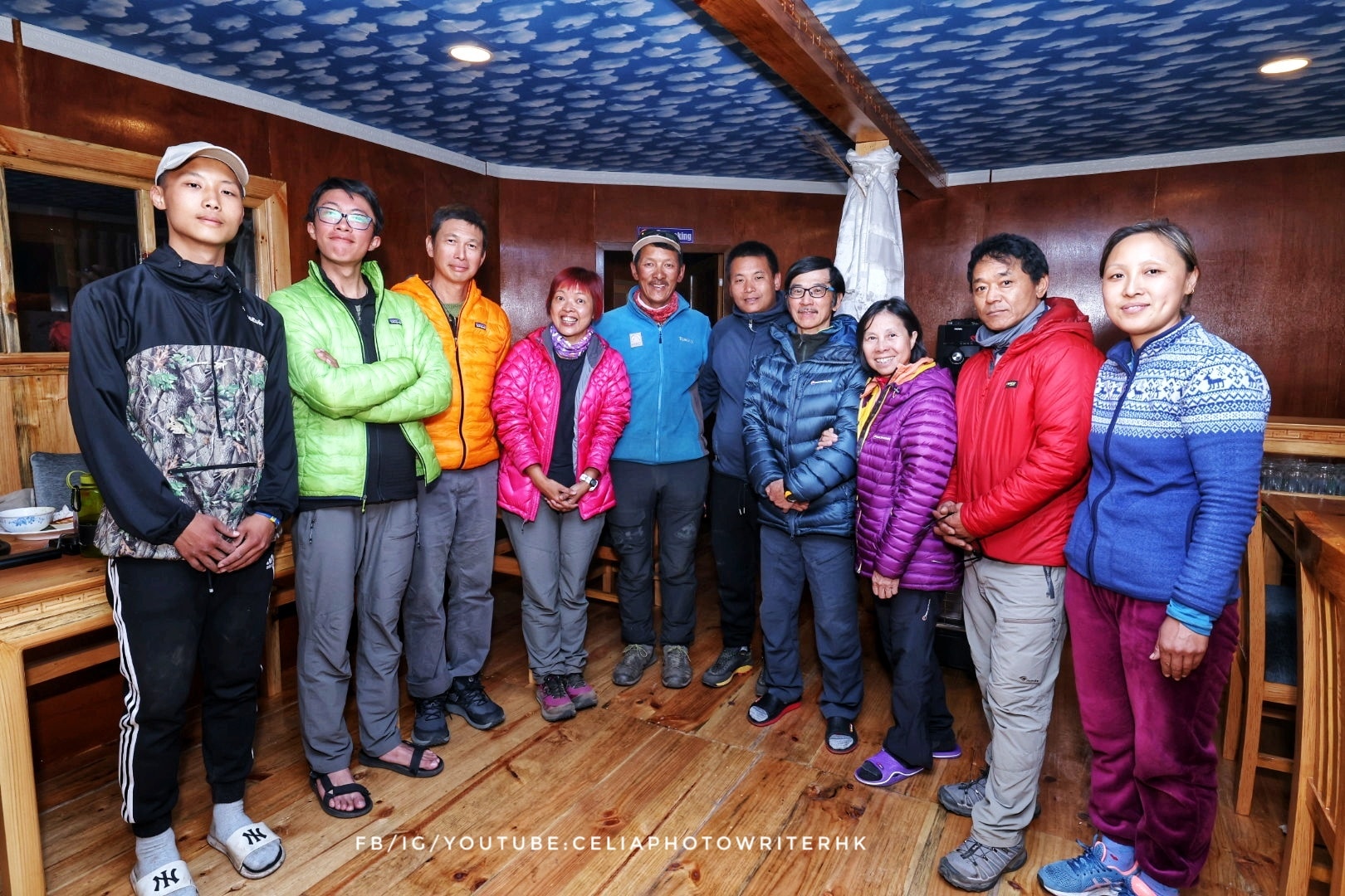 難得跟攻頂8千米高峰超過30次的高手大大-香港攀山專家曾志成和兒子曾朗傑-黃師傅黃師母及專業的雪巴人團隊合照